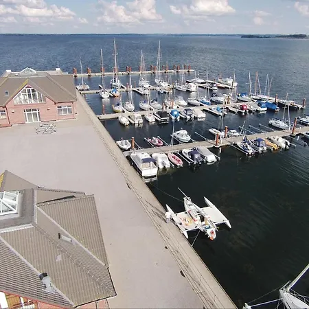 Zum Anleger G بيت للعطل *